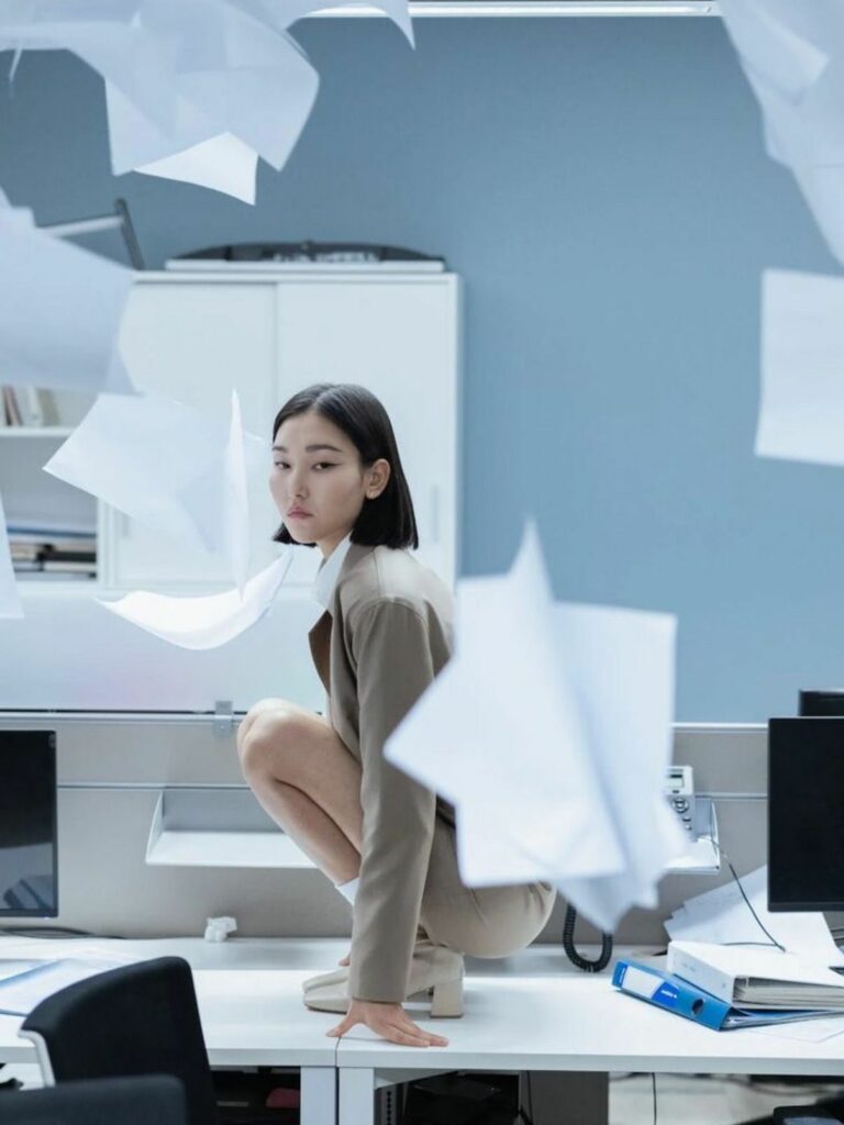 candidate dans un bureau entourée de feuilles volantes