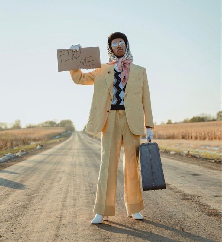 candidate tenant une pancarte dans la rue